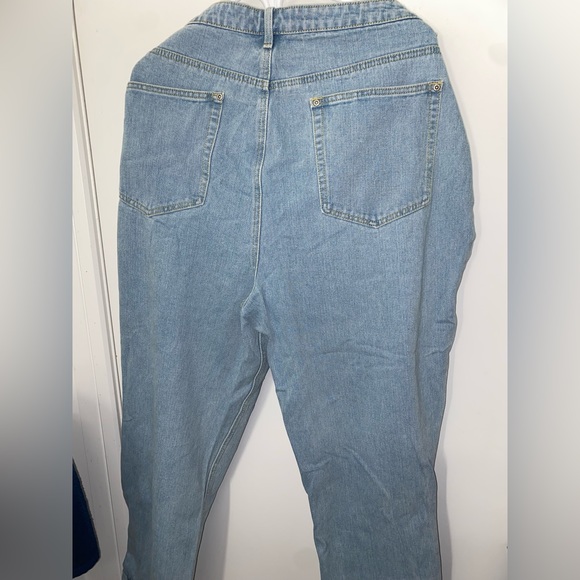 BNWT Distressed Jeans - Picture 3 of 5